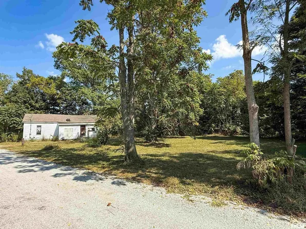 515 S Main St, Louisville, IL 62858