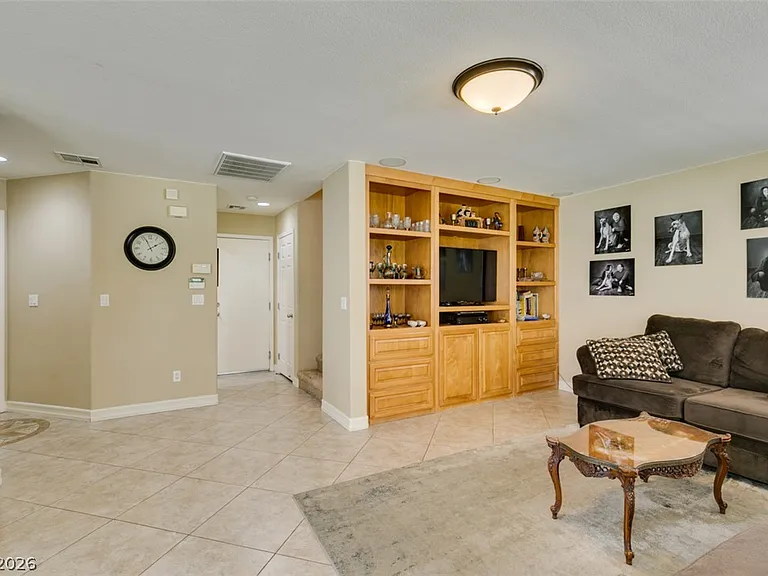 2619 Begonia Valley Ave — Photo 10