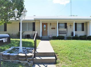 907 S Avenue M, Clifton, TX 76634