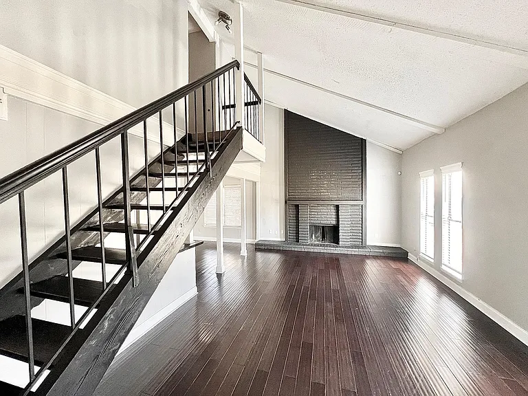 1301 Grant Dr — Photo 2