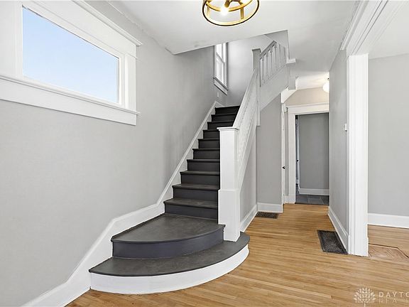 4th image of 146 N Spring St