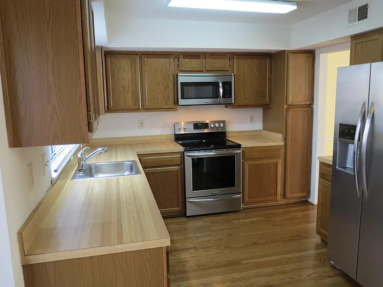2208 Wimbledon Cir — Photo 5