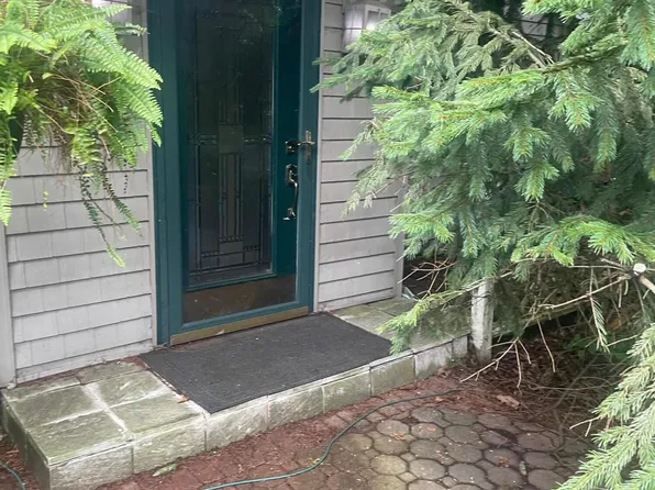 16 Stevenson Pl, Staten Island, NY 10309