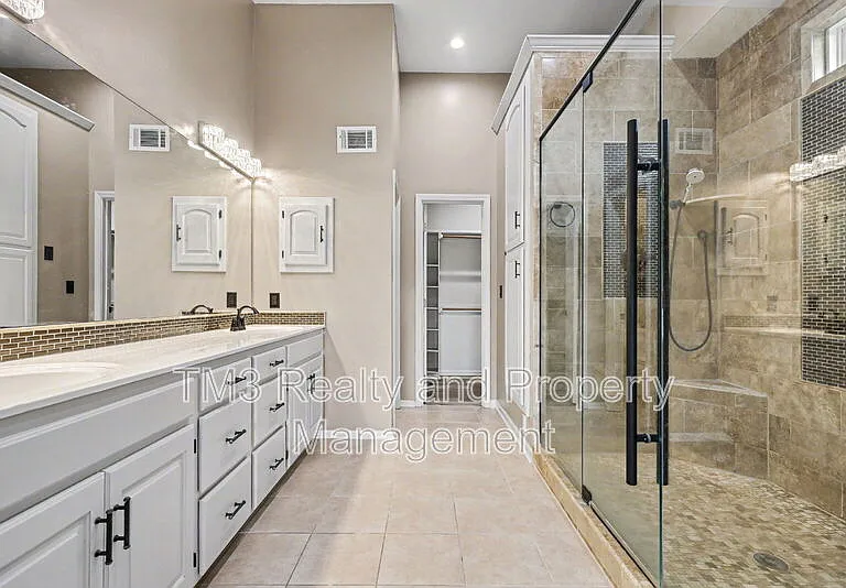 5605 NE Coral Dr — Photo 15