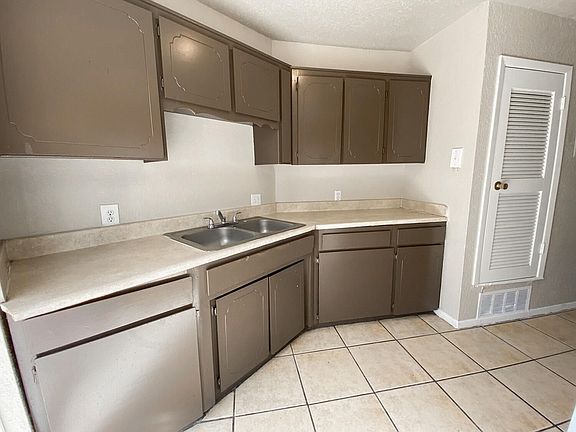 4th image of 5209 Carousel Dr #1