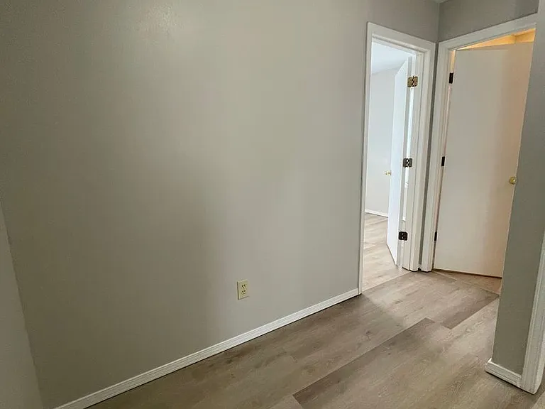 521 N Oak Grove Ave #B — Photo 6