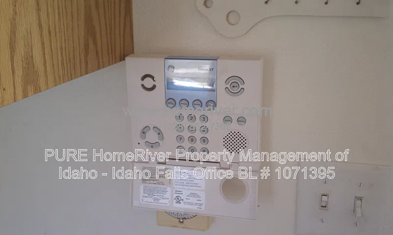 4 bed, 2.0 bath, 2080 sqft, $2,300 — Photo 2