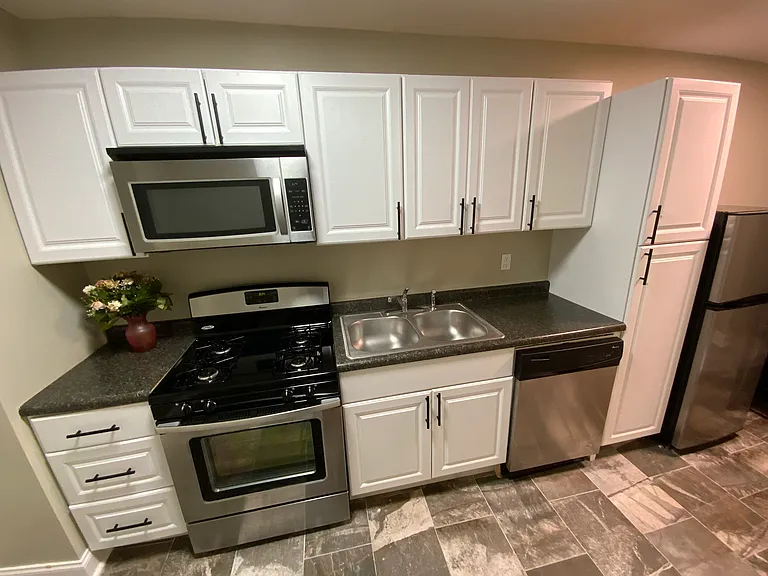 117 E 9th St #2 — Photo 8