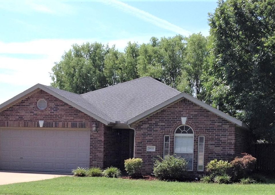 "Best value" pet-friendly rental in west Fayetteville. 3 bedrooms, 2 baths, and 2-car garage in great neighborhood!