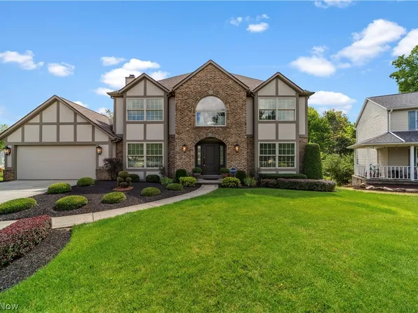 10187 Versailles Dr, Strongsville, OH 44136