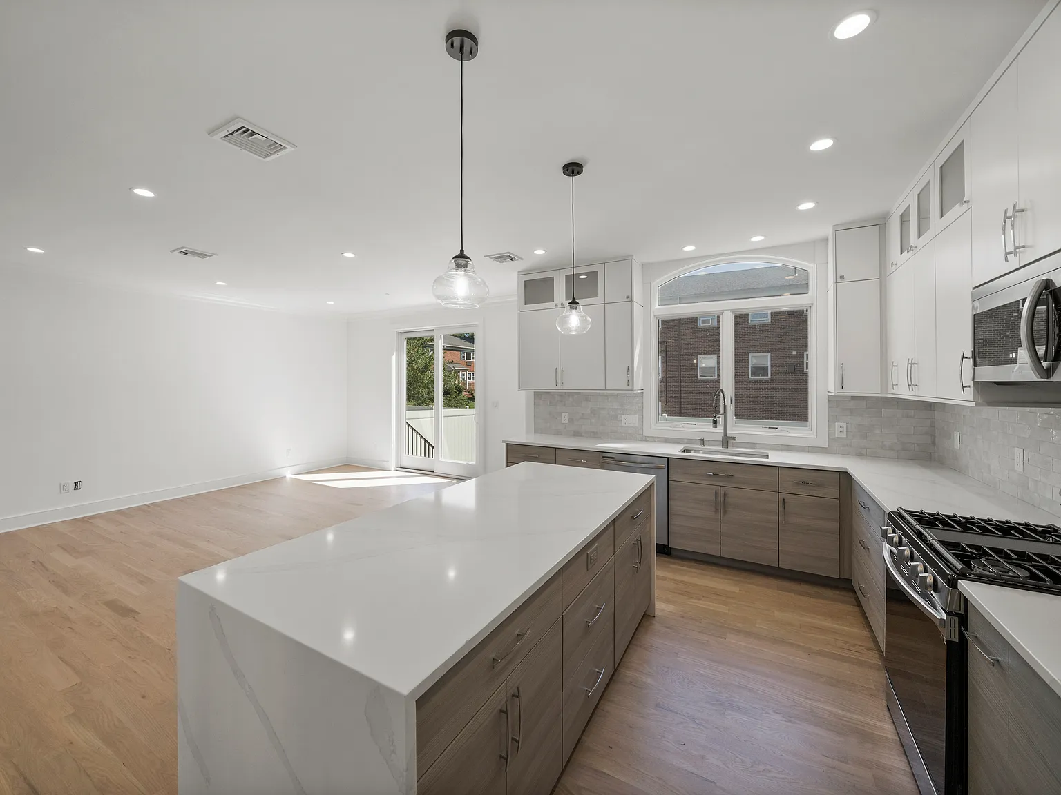 4 bed, 4.5 bath, 2400 sqft, $8,000 — Photo 3