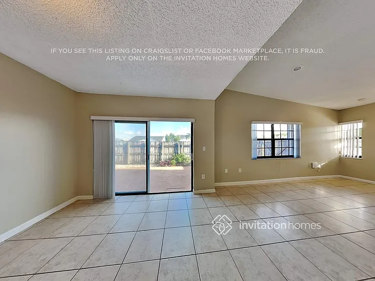 1633 SW 138th Pl — Photo 6