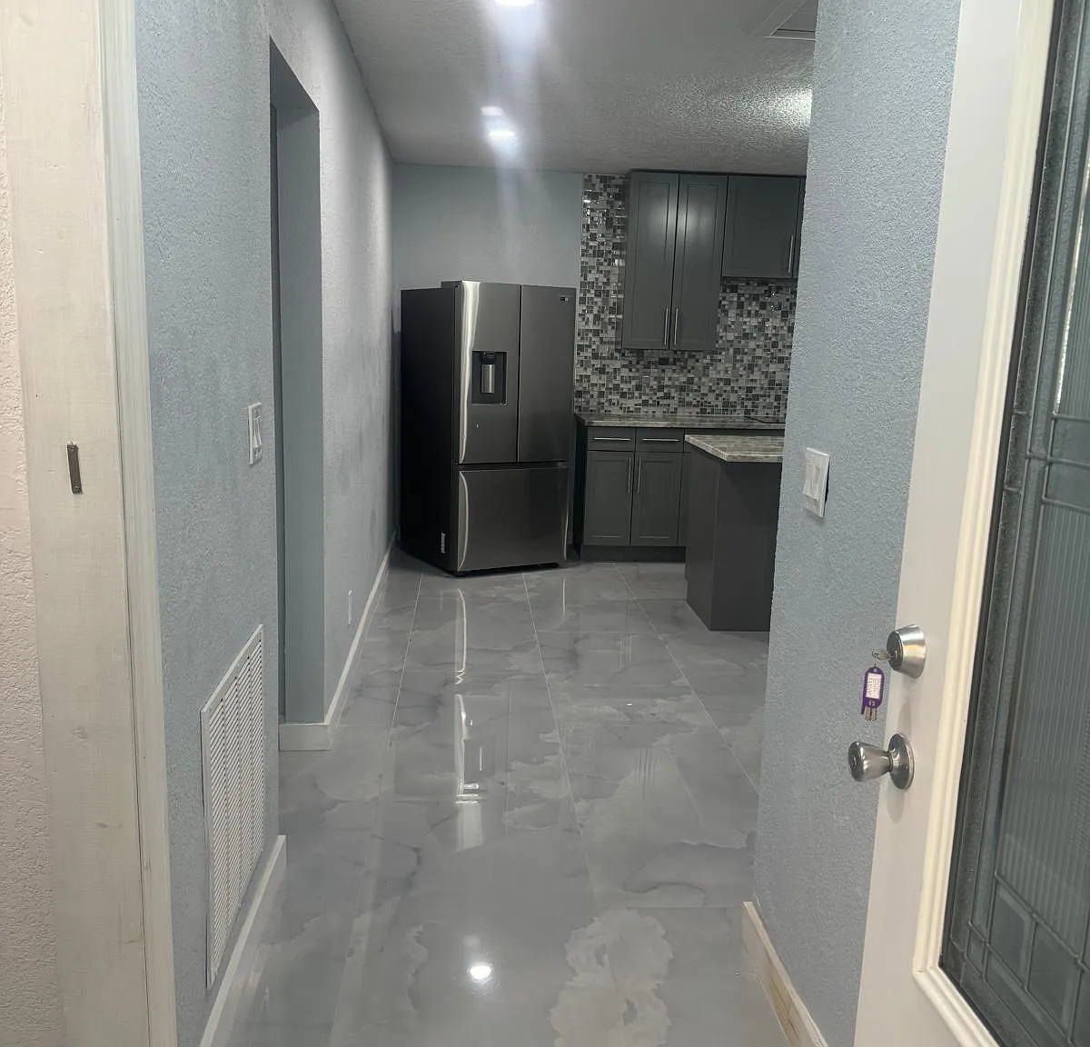 3 bed, 980 sqft, $1,900 — Photo 1