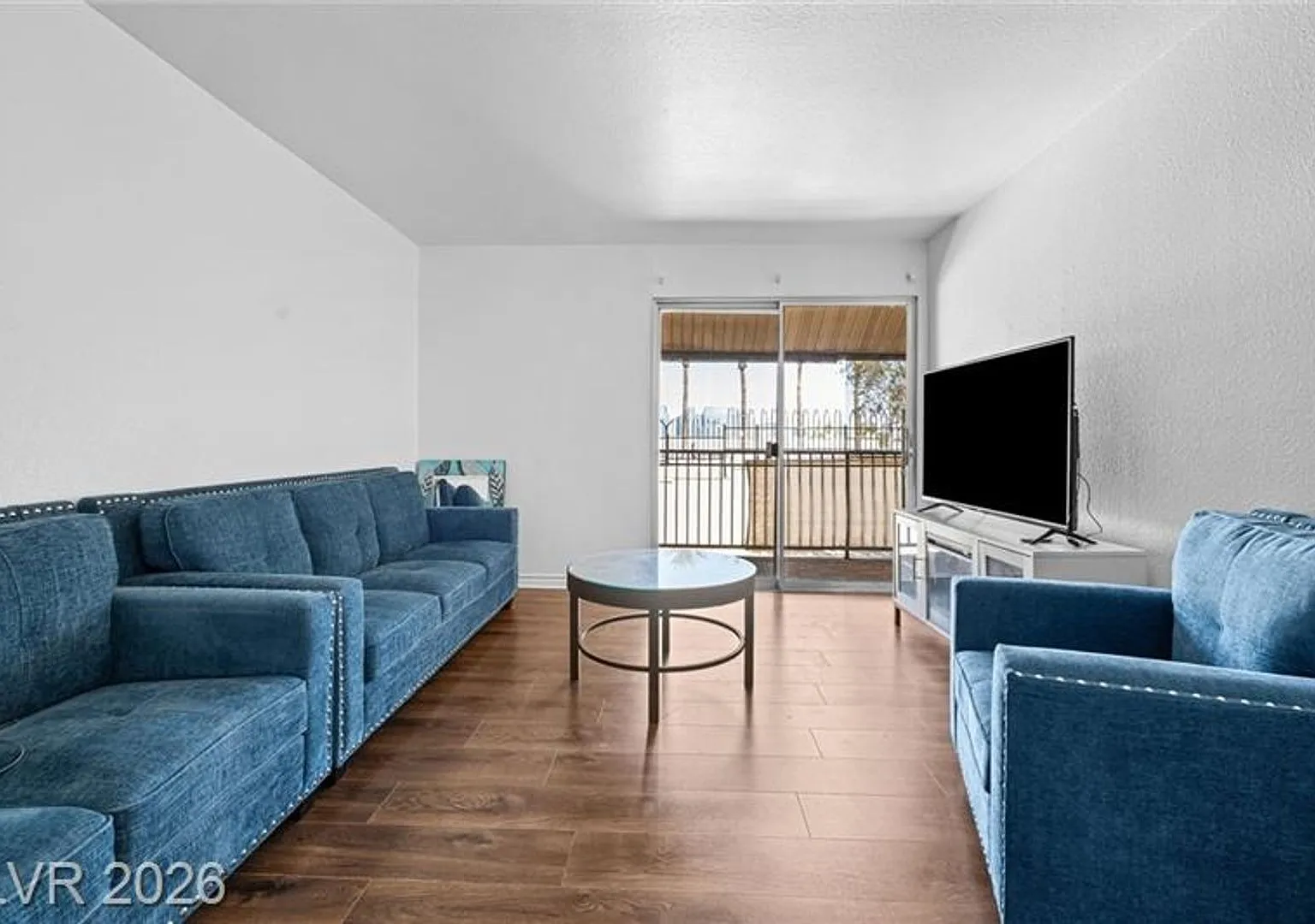 Spacious 1 Bedroom Condo With Strip View! — Photo 3