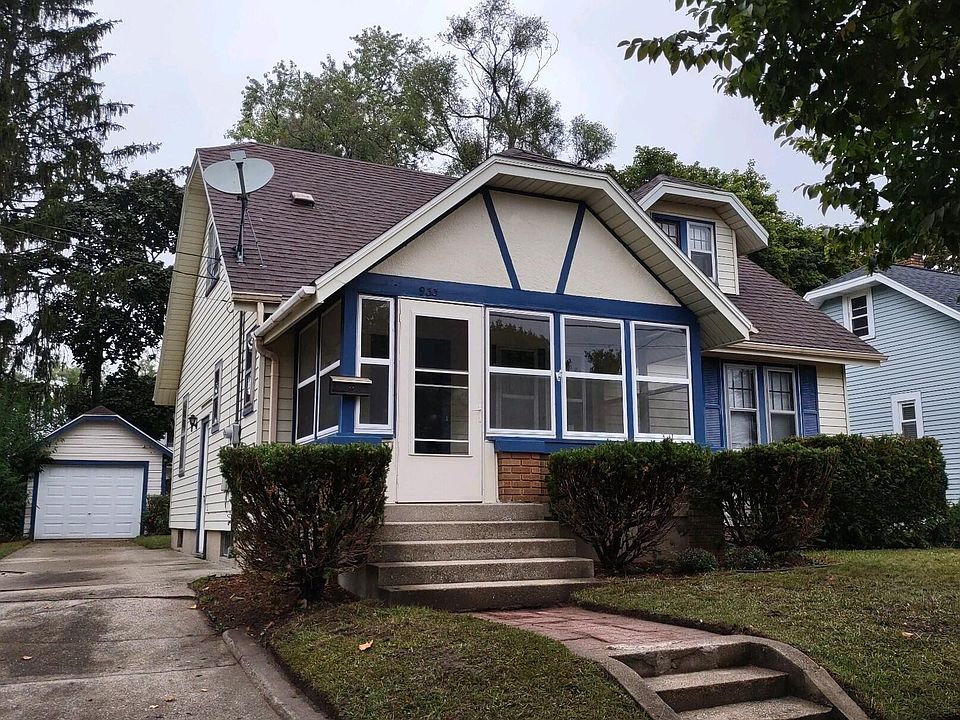 1st image of 933 Beechwood St NE
