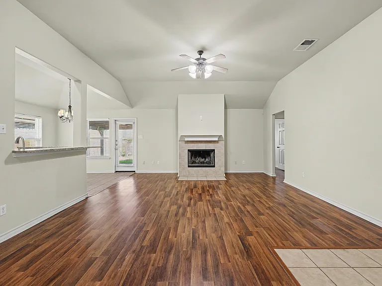 1111 Meadowbrook Dr — Photo 3
