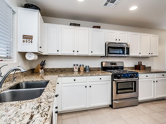 3rd image of 1135 W Calle Trio Los Panchos