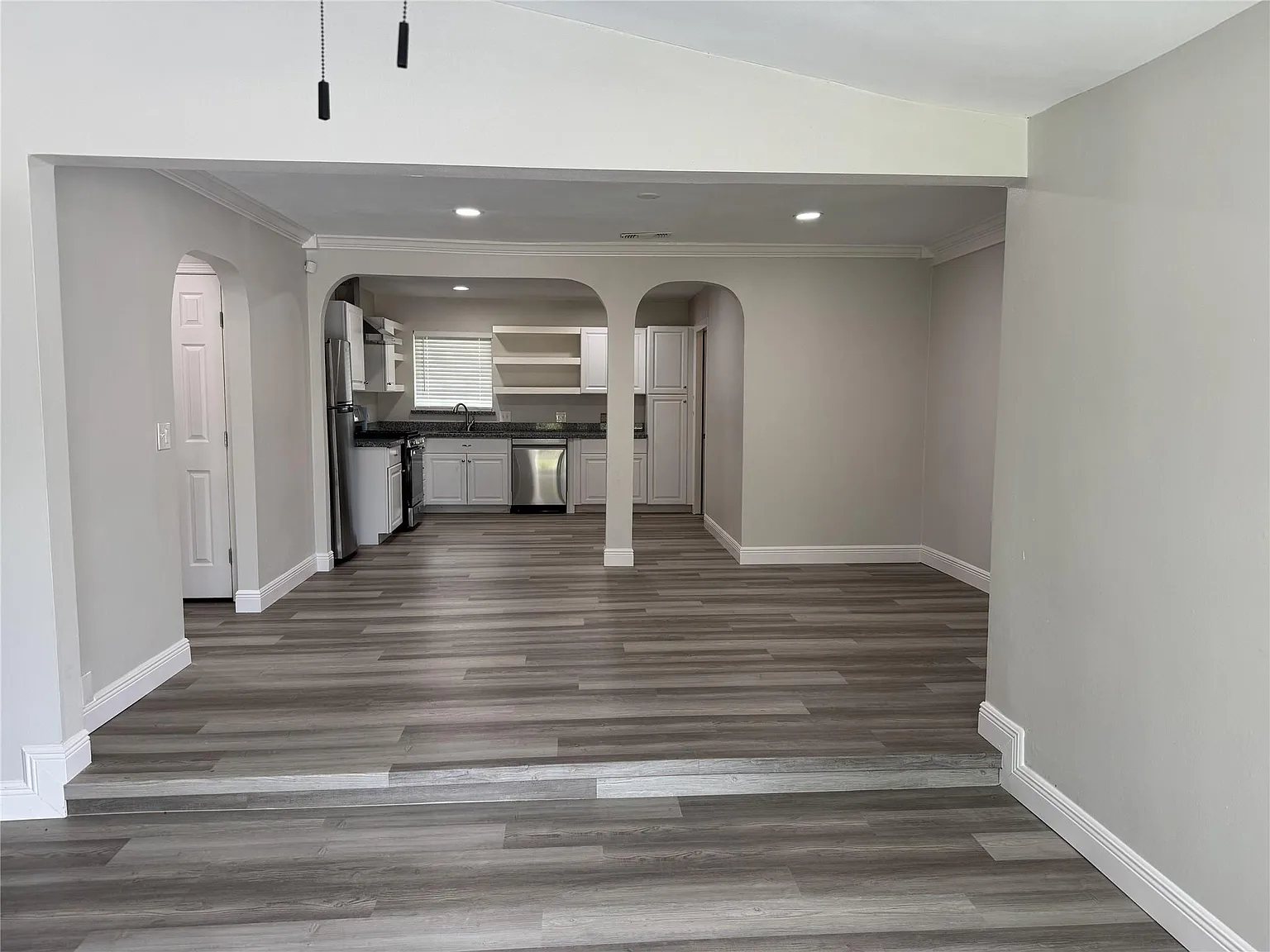 3 bed, 1.0 bath, 1477 sqft, $1,950 — Photo 2