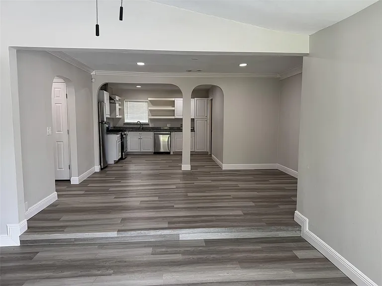 1318 Sulphur St — Photo 2