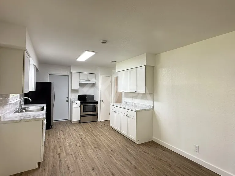 4126 Valleyfield St — Photo 5
