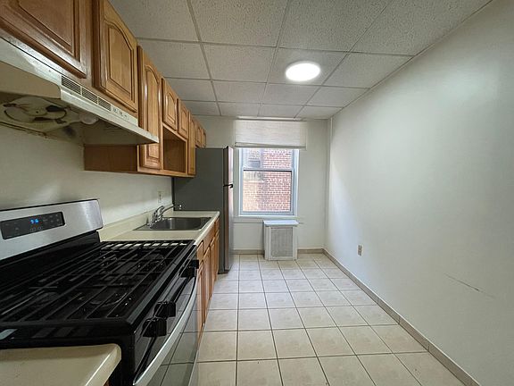 2nd image of 179 W 48th St #17E