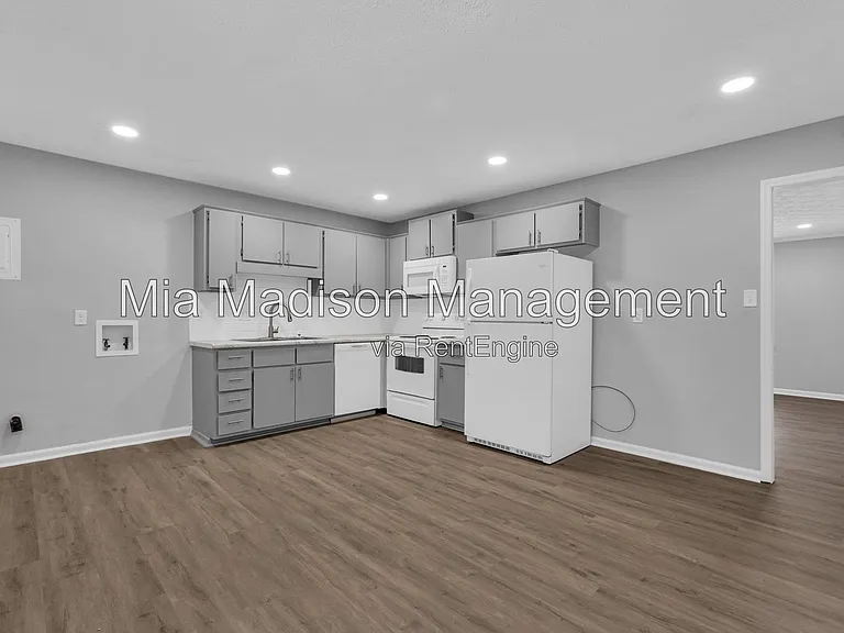111 E Mell St #24 — Photo 11