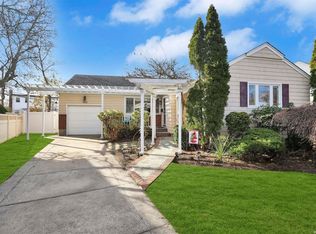 853 Cornell Rd, Franklin Square, NY 11010