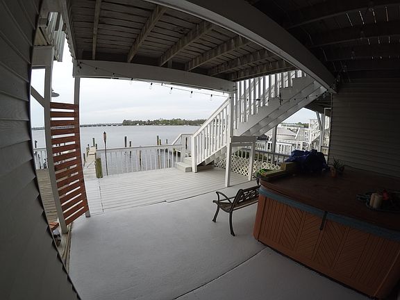 Bottom deck + hot tub