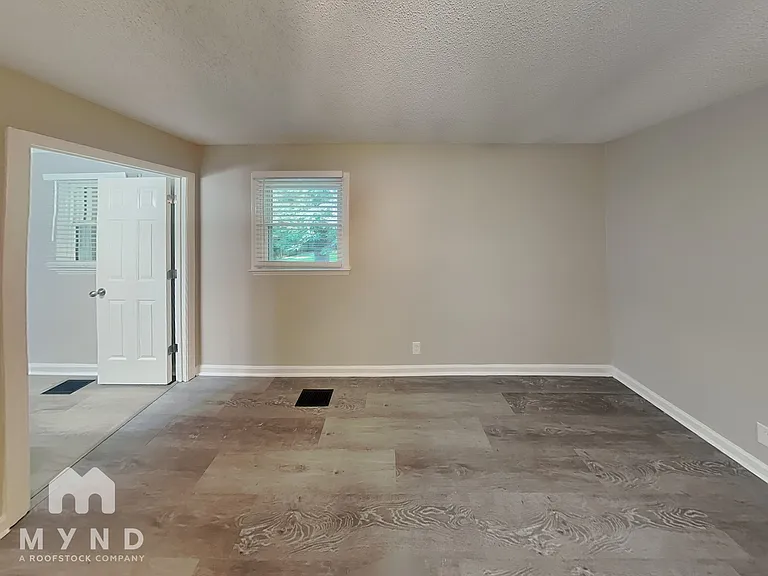 907 Briar Ct — Photo 11