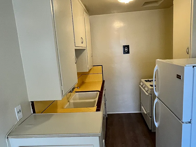 1600 E Broadway — Photo 3