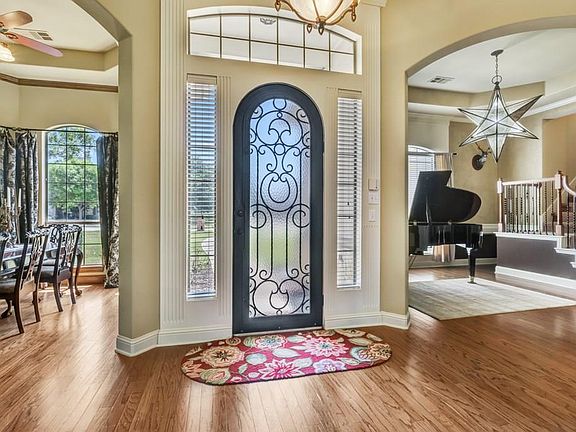 5th image of 104 Stoneleigh Dr