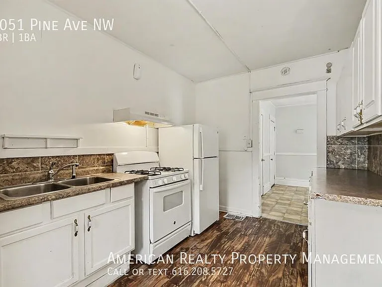 1051 Pine Ave NW — Photo 4