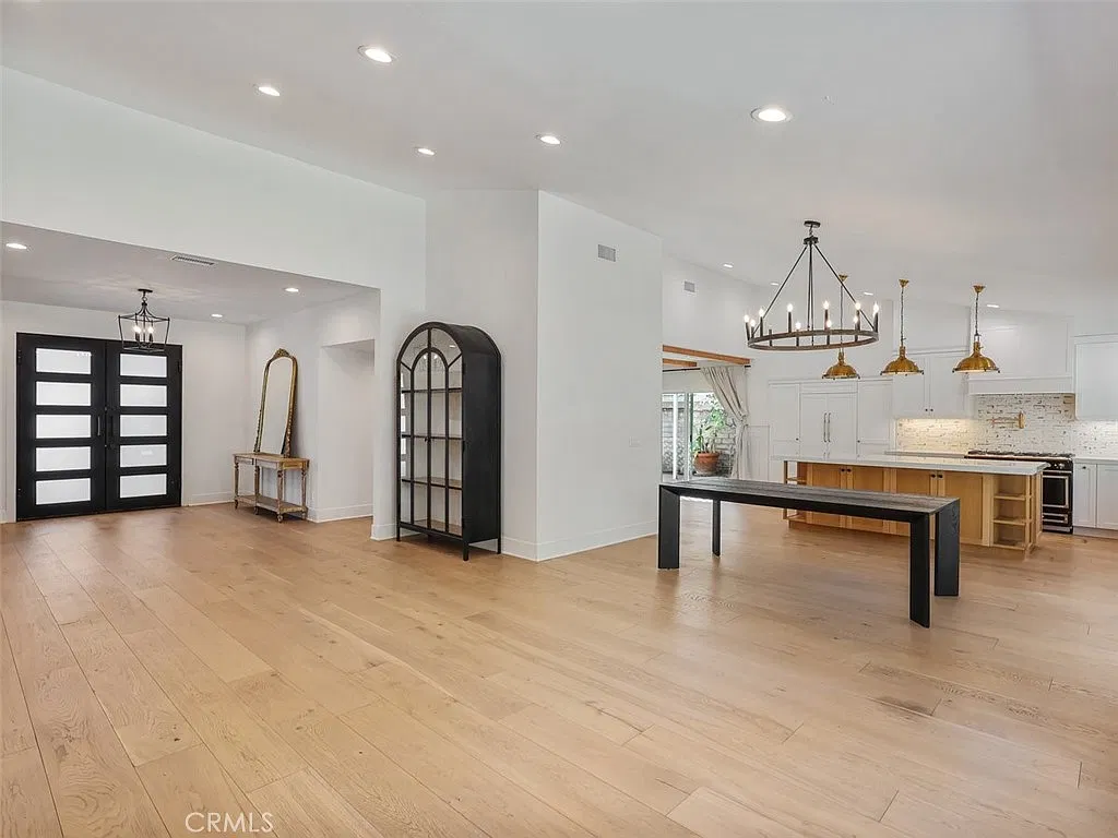 3 bed, 2200 sqft, $8,000 — Photo 3