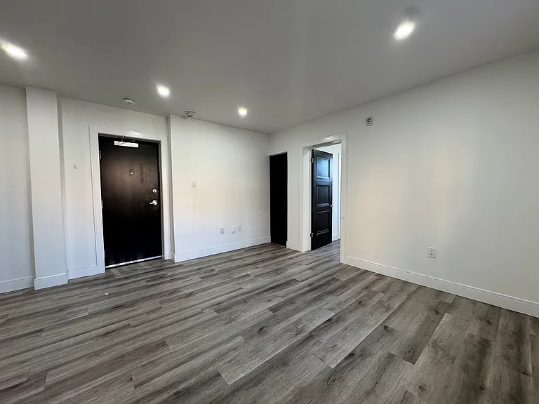 444 Park St W #204 — Photo 6