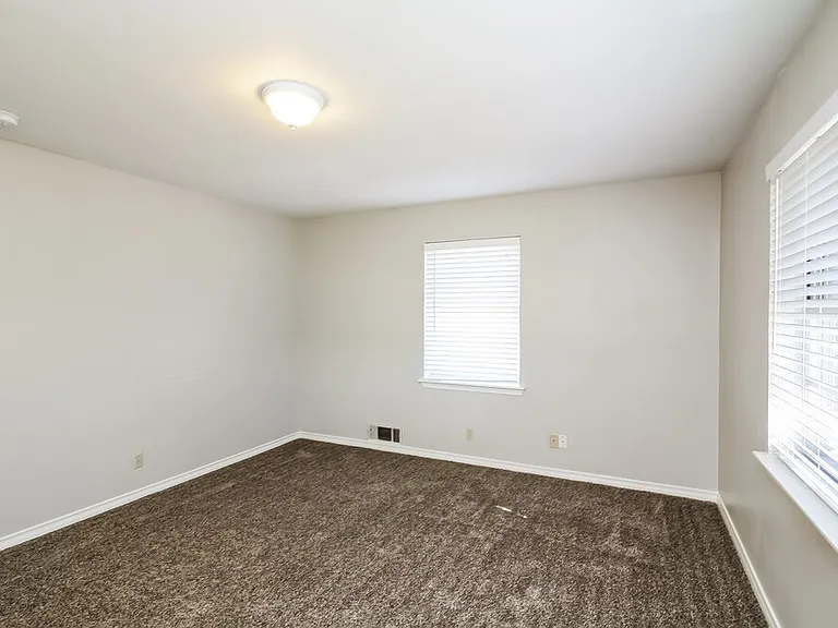 107 W Rio Grande St — Photo 13