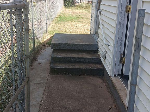 A fully enclosed fenced backyard is acceptable through the side gate. It is getting access to the garage and laundry area. Access to the kitchen is at the top of the stairs.