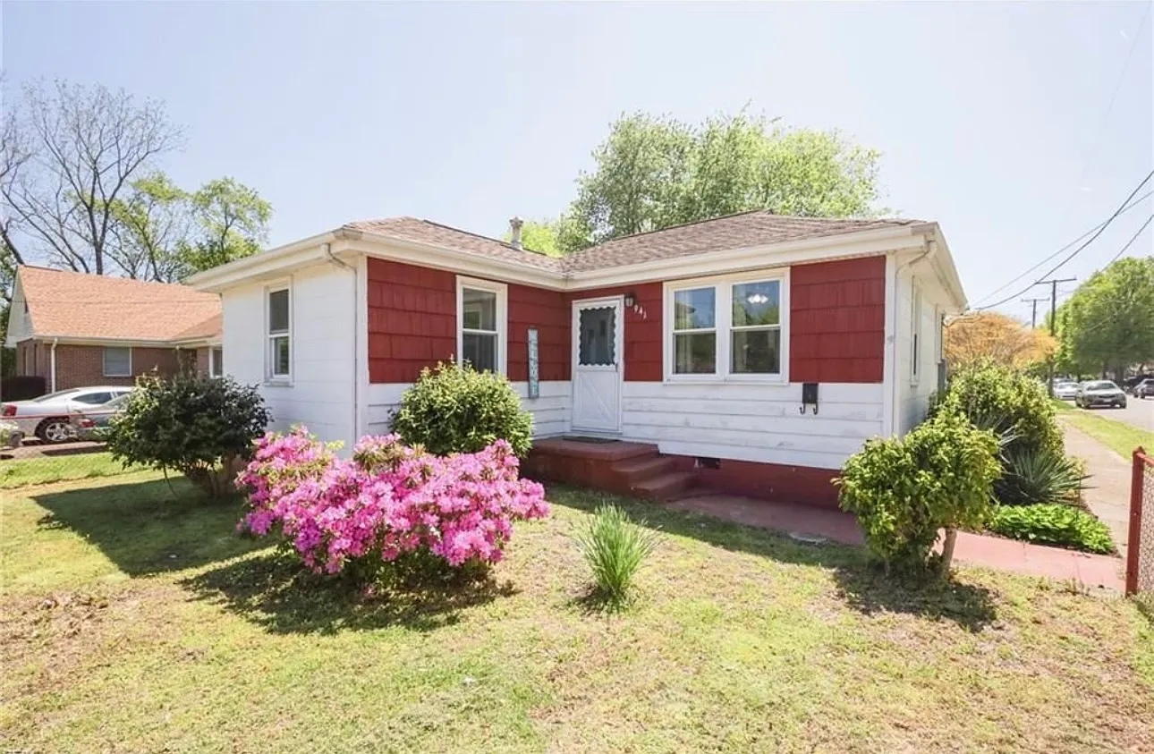 3 bed, 888 sqft, $2,100 — Photo 1