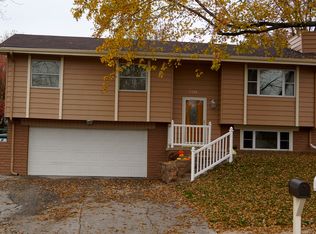 7788 Greenleaf Dr, La Vista, NE 68128