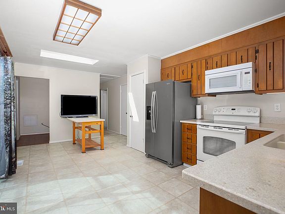 5th image of 618 Hope Rd