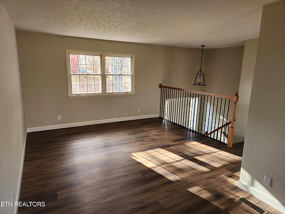 2nd image of 186 Ivanhoe Ln