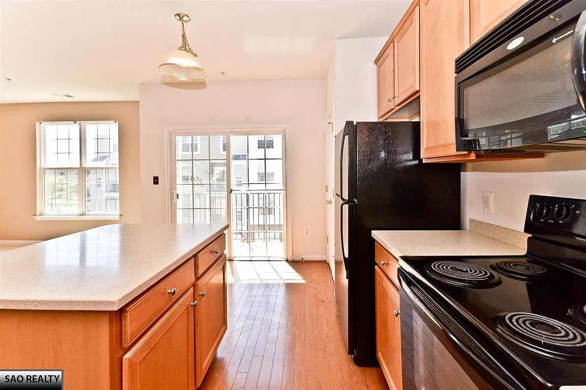 3 bed, 2.5 bath, 2087 sqft, $2,995 — Photo 2