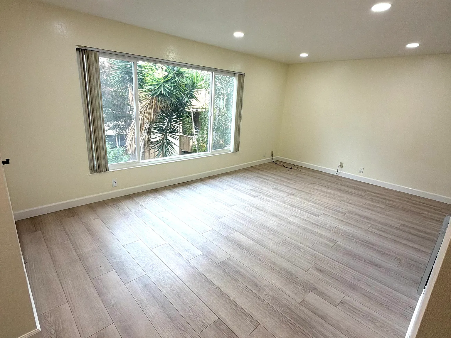 2 bed, 1.5 bath, 1099 sqft, $2,650 — Photo 2
