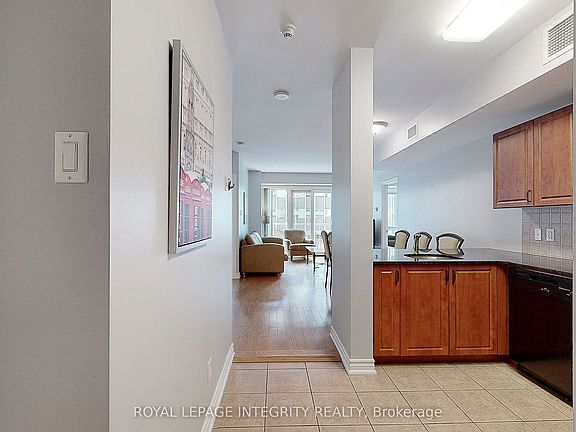 4th image of 234 Rideau St #903