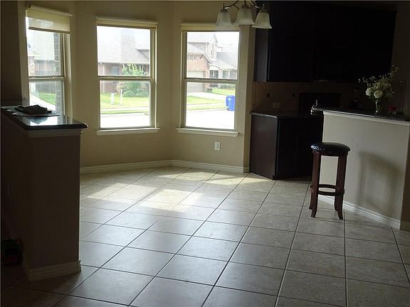 4th image of 1400 Castle Creek Dr