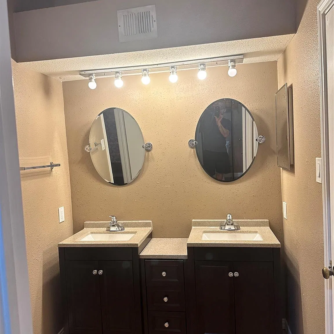 2 bed, 1.0 bath, 804 sqft, $1,600 — Photo 1