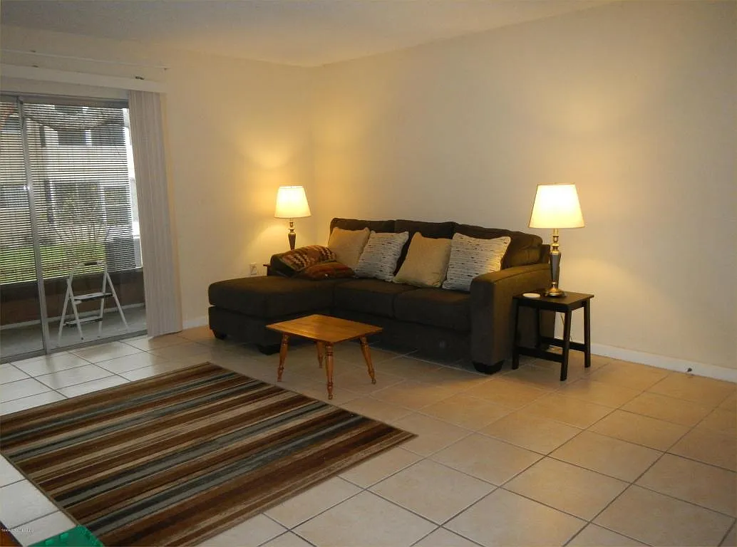 2 bed, 917 sqft, $1,400 — Photo 2