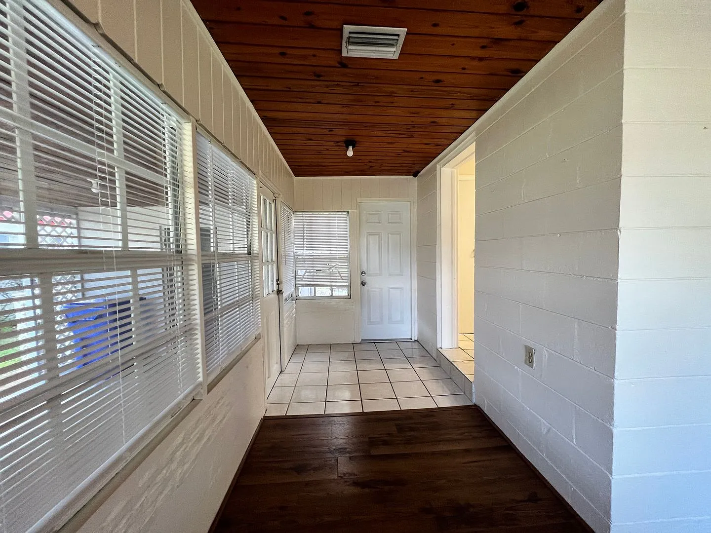 Beautiful 2BR/1BA Near Lake Hollingsworth | Bonus Room + Fenced Yard — Photo 4