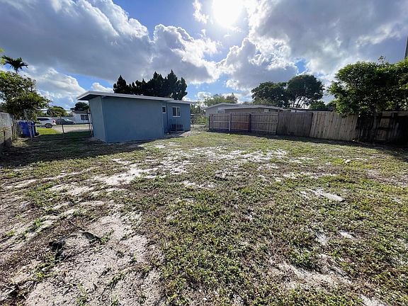 4th image of 1774 Lauderdale Manor Drive