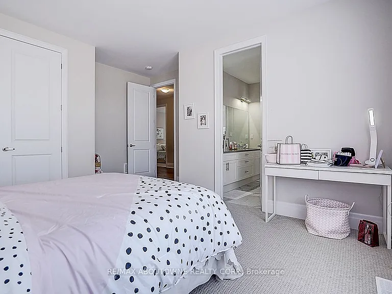 1362 Lynx Gdns — Photo 35