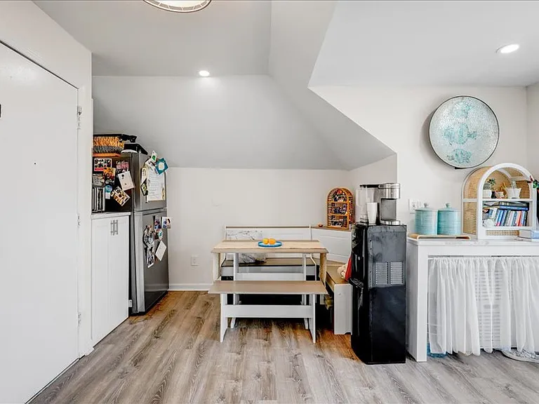606 Beach Ave #3 — Photo 8